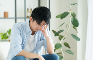 落ち込む男性