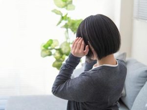 アレルギーに悩む女性