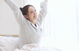 スッキリと起きる女性