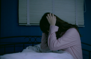 夜中に目覚める女性