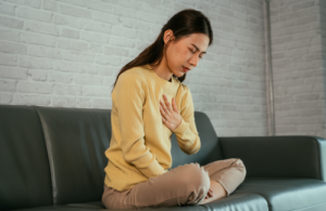 胸焼けする女性