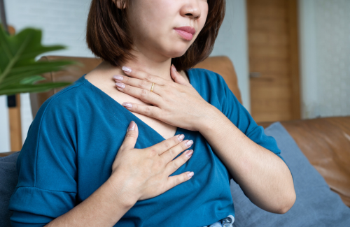 夜中の胸焼けで目が覚める理由とその対策|逆流性食道炎の予防法